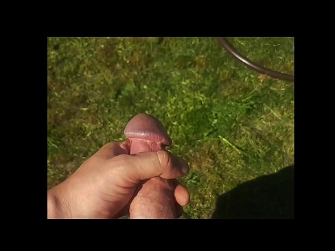 ❤️ Hottie poeth yn cael ei pussy pinc fucked a cums gyda chwistrell mewn gardd haf ️❌ Fideo porn wrthon ni