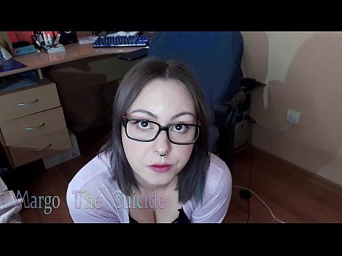 ❤️ Merch Sexy gyda Sbectol Yn Sugno Dildo'n Ddwfn ar y Camera ️❌ Fideo porn wrthon ni
